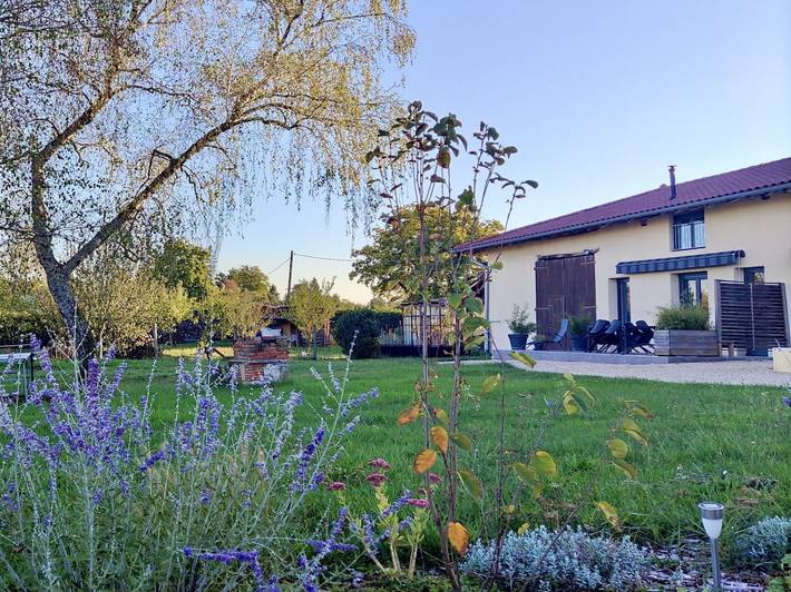 Gîte pour 6 personnes, avec terrasse ainsi que piscine et jardin dans l' Ain - 3