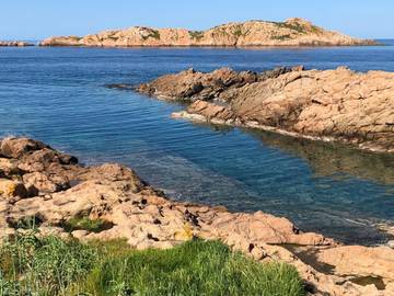 Gîte pour 7 personnes, avec terrasse et vue, animaux acceptés à Isola Rossa