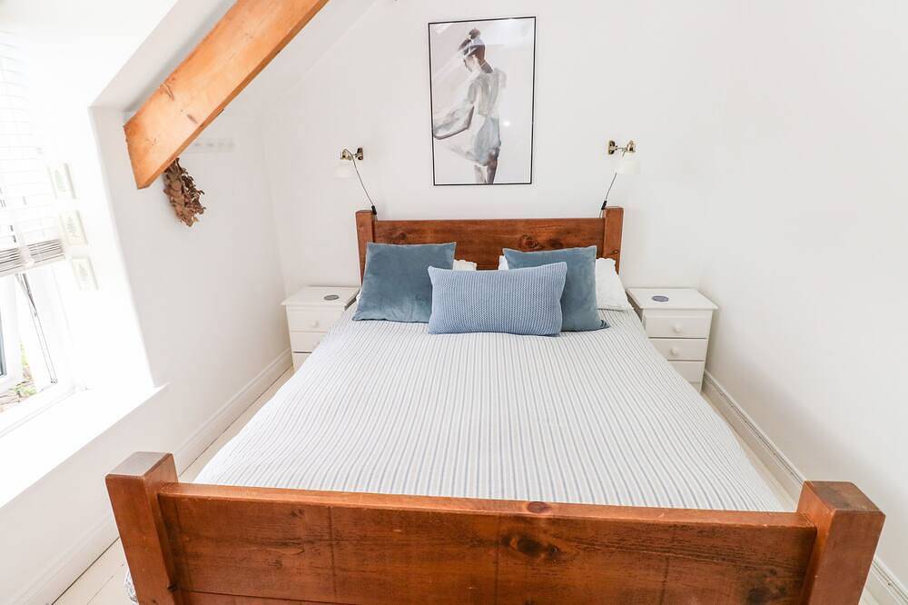 3 Bridge Villas, pet friendly, country holiday cottage in Narberth in Narberth, Pembrokeshire