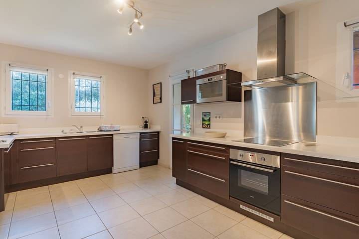 Villa met privézwembad aan golfbaan, Wi-Fi en airco in Mallemort, Arles en omgeving