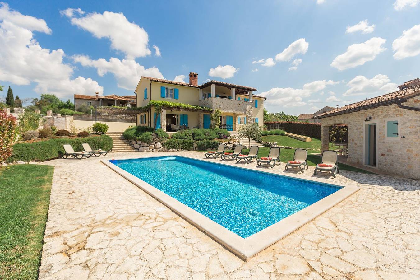 Mediterrane Steinvilla mit beheiztem Privatpool, aromatischen Mittelmeerpflanzen in Heraki, Zentralistrien