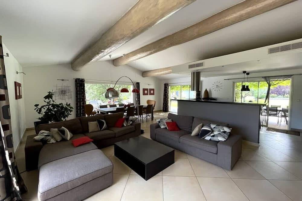 “Villa Oasis: Luxury and Relaxation in Provence in Lambesc, Aix-en-Provence region