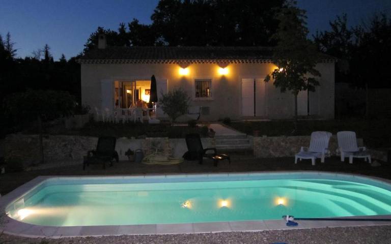 Location de vacances pour 6 personnes, avec terrasse ainsi que jardin et piscine à Régusse - 3