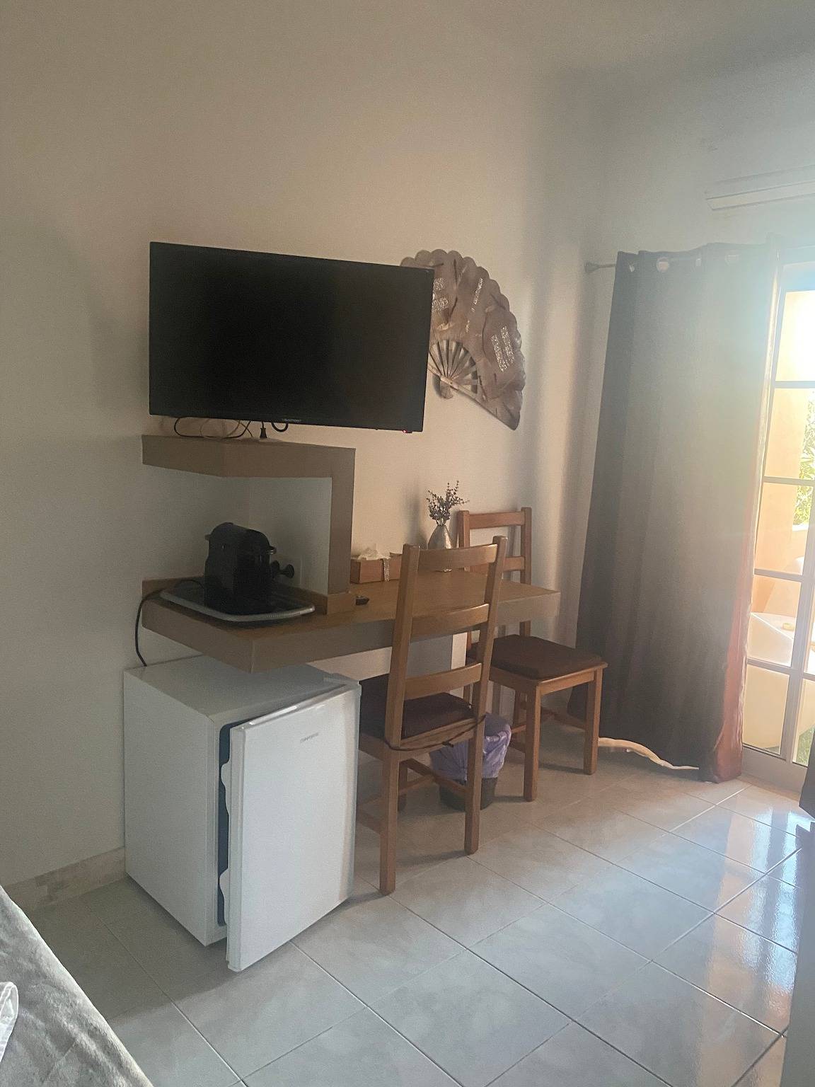 Zimmer 'South Side Guesthouse - Quarto W' mit Gemeinschaftspool, Wlan und Klimaanlage in Quelfes, Parque Natural da Ria Formosa