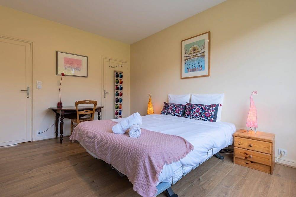 Entire apartment, 2 Br apartment with parking, 5 minutes from Lille in Marcq-en-Barœul, Lille region