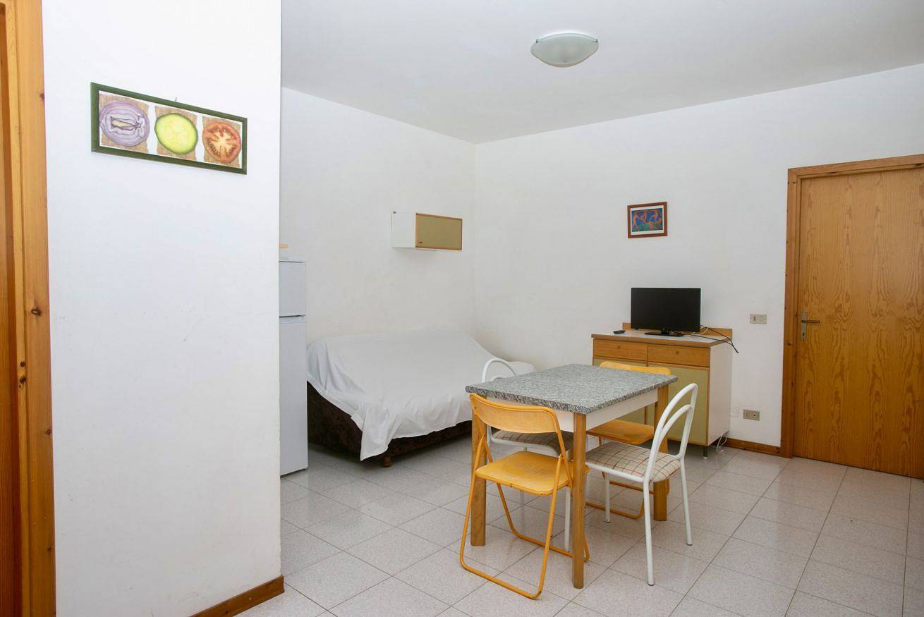 Ganze Wohnung, S075 - Sirolo, two-room apartment with garden in the center  in Sirolo, Riviera del Conero