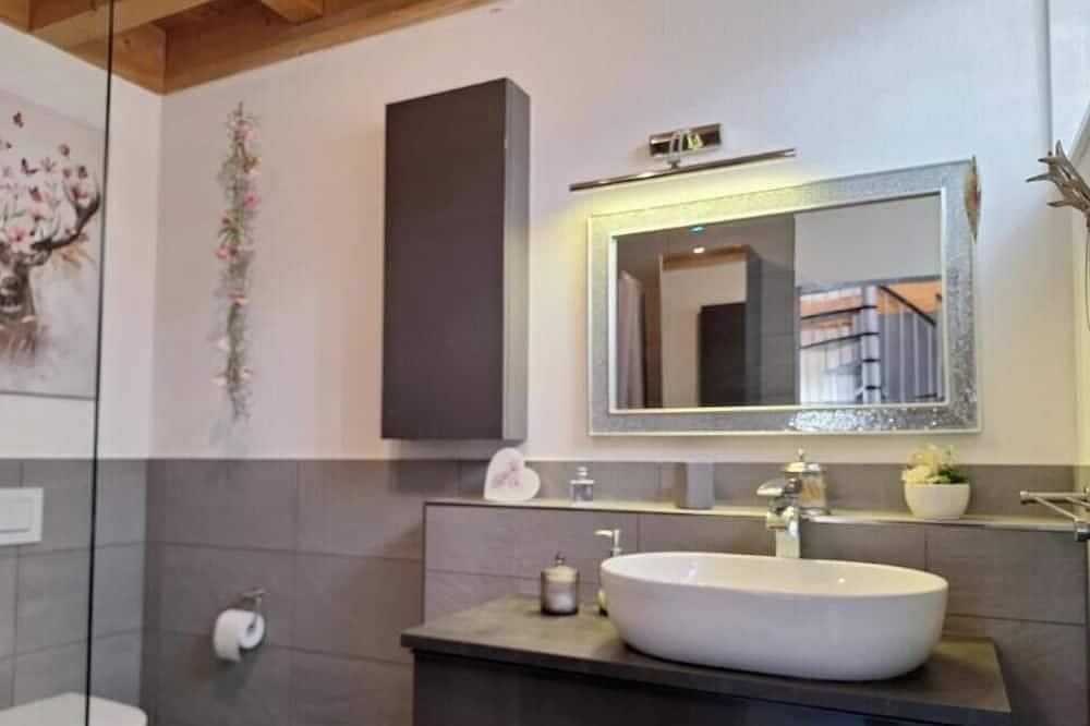 Edel Chalet mit Naturschwimmteich und Sauna in Heroldstatt, Alb-Donau-Kreis
