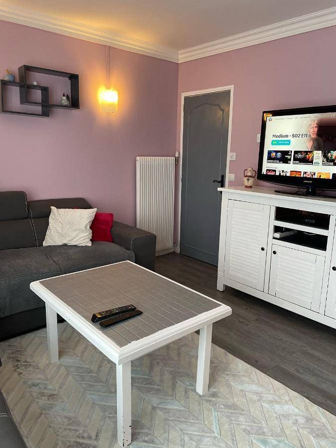 Gîte pour 6 personnes, avec terrasse à Saint-Germain-du-Puy - 2