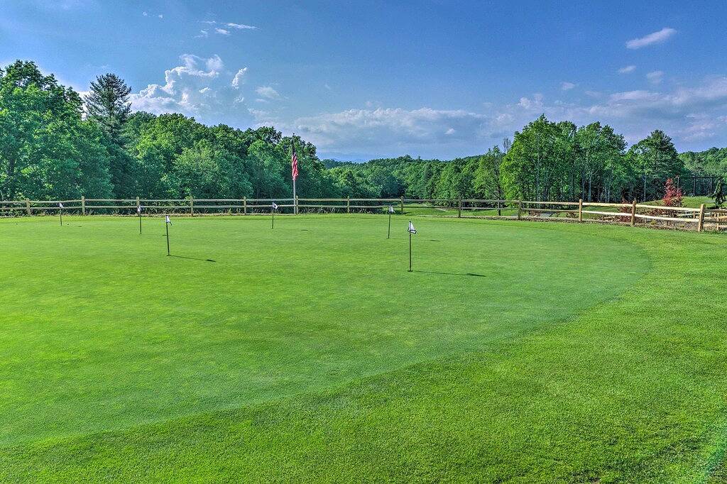 Beautiful Connestee Falls Home w/ Porch in Brevard in Connestee Falls, Transylvania County