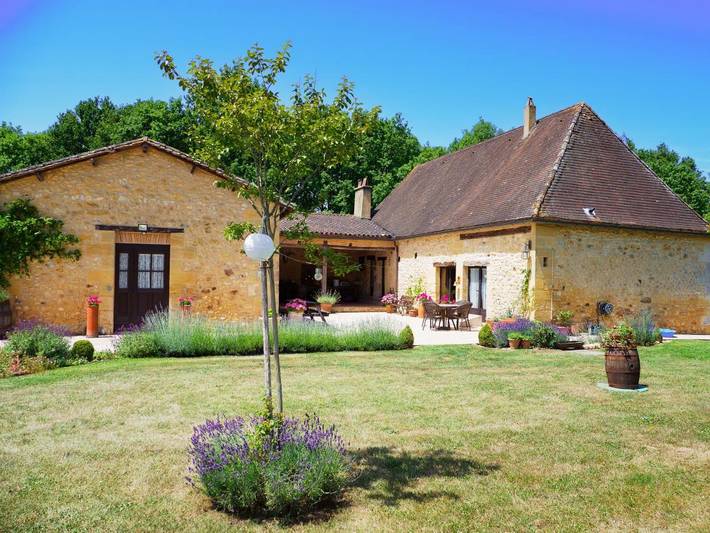 Gîte pour 4 personnes, avec piscine ainsi que vue et jardin, adapté aux familles à Lanquais