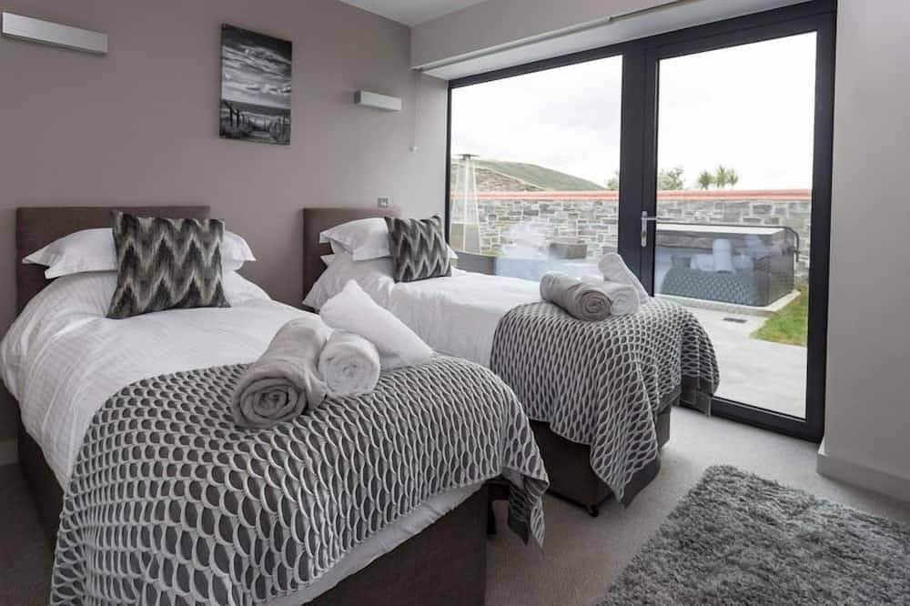 Entire apartment, A stunning 2 bedroom detached house overlooking Woolacombe beach with hot tub! in Woolacombe, Devon