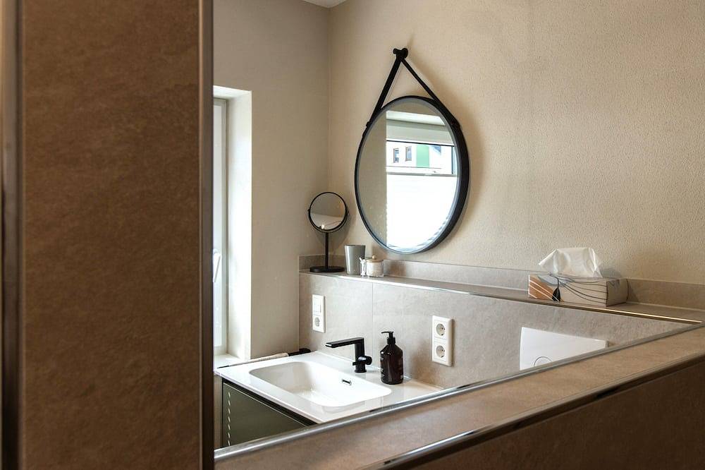 Ganze Wohnung, Gemütliche neue Ferienwohnung mit kleinem Balkon und tollem Badezimmer in Bremm, Cochem-Zell