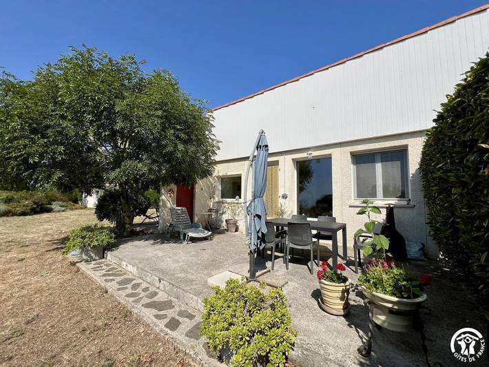 Gîte pour 4 personnes, avec piscine et terrasse