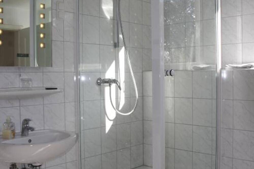 Inexpensive accommodation for craftsmen, close to the highway. in Mönchengladbach, Lower Rhine