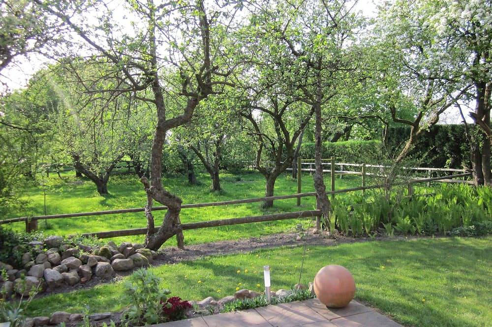 **** Ferienhaus in Nordseenähe, großer Apfelgarten, Ruheoase in Südwestlage in Lehe, Halbinsel Eiderstedt