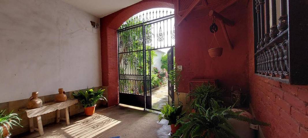 Casa de vacaciones para 23 personas, con piscina y balcón además de jardín y jacuzzi - 1