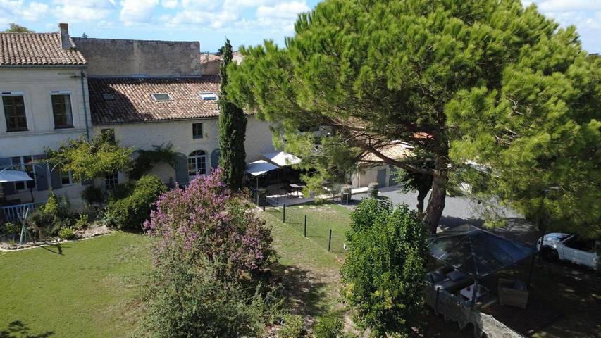 Chambre d’hôte pour 2 personnes, avec Terrasse et Jardin ainsi que Piscine et Vue