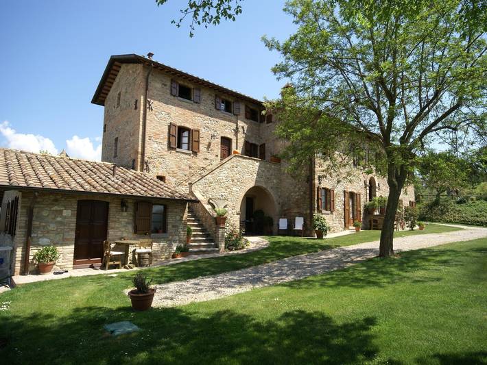Agriturismo per 2 persone, con Terrazza e Giardino nonché Piscina a Montone