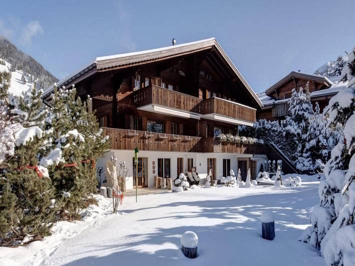 Ferienhaus für 14 Personen, mit Balkon/Terrasse und Whirlpool sowie Garten und Pool in Saanen
