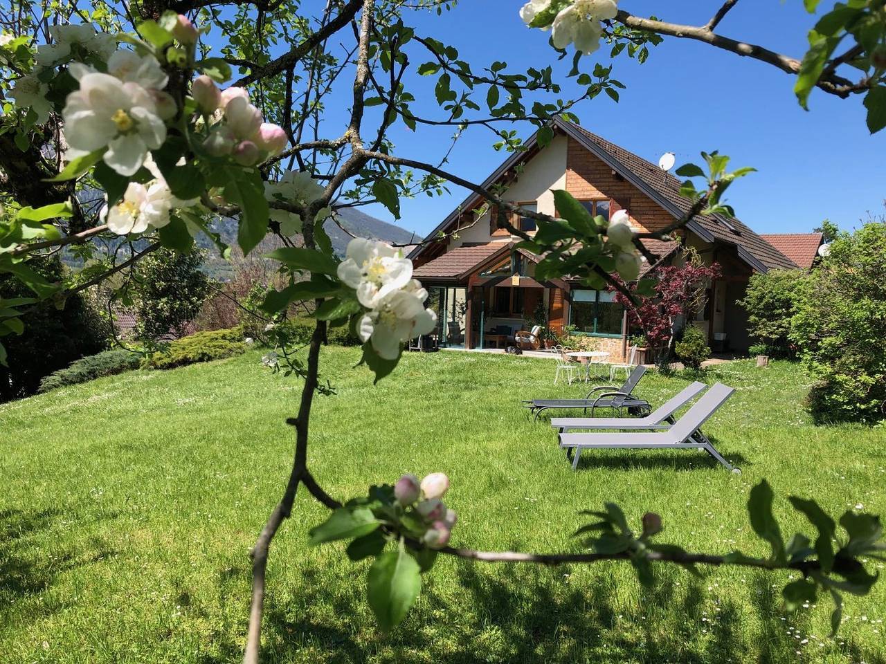 Villa Ginkgo, chambres d'hôtes, Bien-Être et vue lac - La chambre "Vue pommiers" in Doussard, Parc naturel régional du Massif des Bauges