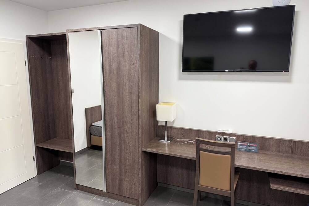 Ganze Wohnung, Spacious, Comfortable Apartments in a Quiet Setting Near Cologne in Pulheim, Rhein-Erft-Kreis