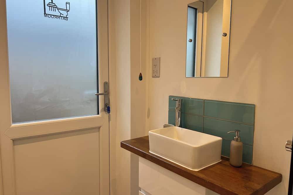 Entire apartment, Bespoke studio with patio, driveway parking, sea, South Downs on the doorstep, in Seaford, East Sussex