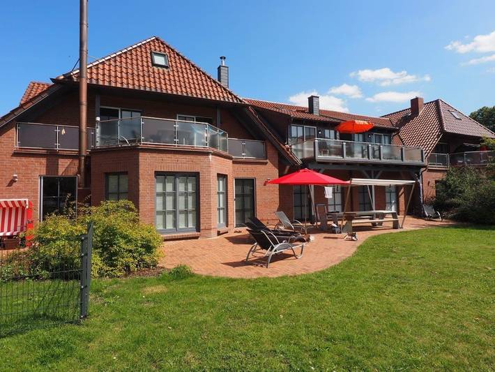 Ferienwohnung für 11 Personen, mit Terrasse und Garten sowie Sauna und Seeblick in Dobin am See