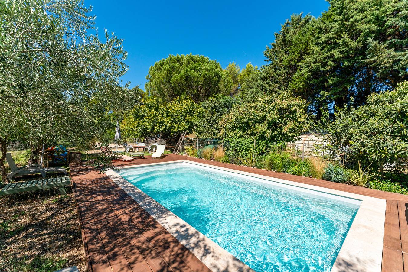 Estudio entero, Estudio 'Le Petit Mas Des Pins' con piscina compartida, Wi-Fi y aire acondicionado in Eygalières, Region de Arles