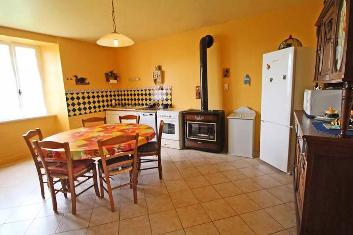 Gîte pour 6 personnes, avec jardin à Champsac - 3