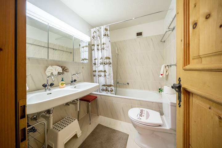 Ganze Wohnung, Chasa Plazza Gronda: Gemütliche 3.5-Zimmerwohung mit Lift, Chemineé und Tiefgarage. in Lavin, Unterengadin
