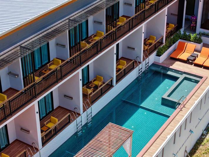 Hotel for 3 personer, terrasse og badebasseng i tillegg til utsikt og hage i Koh Tao