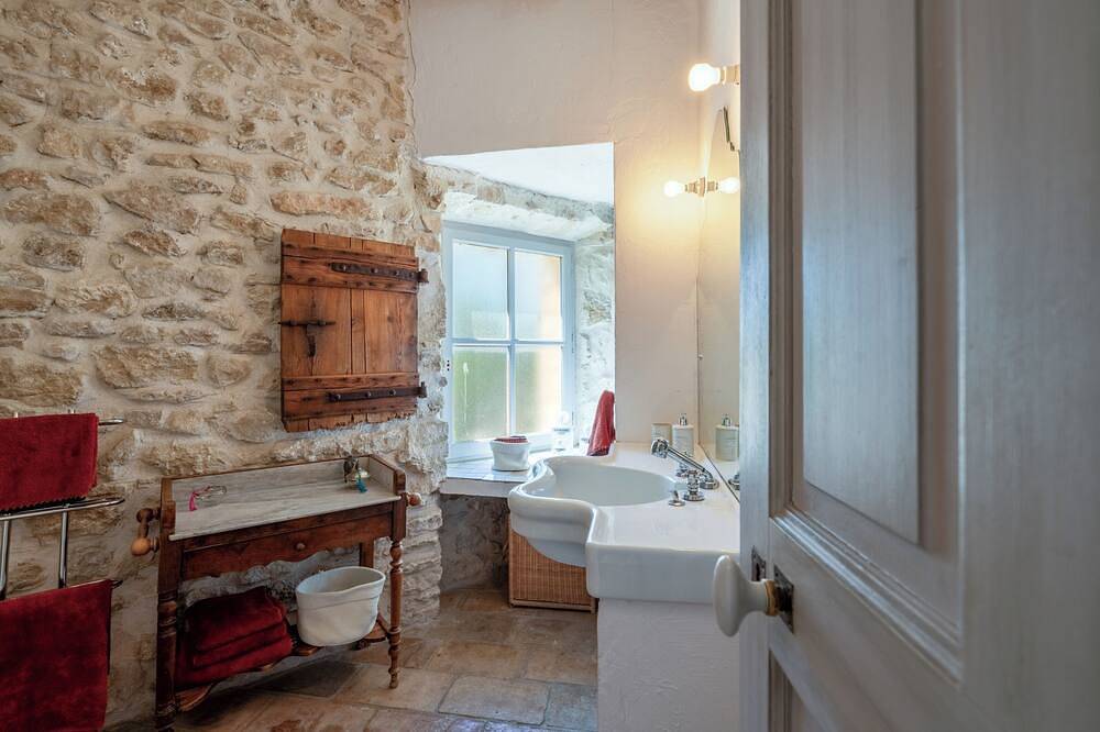 Stylish stone village house with swimming pool in Lagnes, Regionaler Naturpark Luberon