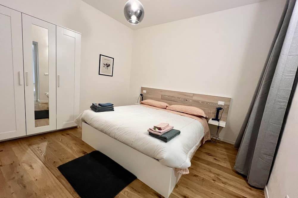 Apartamento entero, Roomy apartment of 50 sqm located on the ground floor (steps to access), can accommodate up to 4 people.The accommodation is located near the city center of Mantua, in just 15 minutes walk you can reach all the main attractions and the area is served by in Mantua, Provincia de Mantova