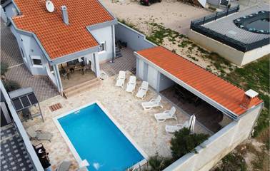 Ferienhaus für 8 Personen, mit Terrasse und Garten sowie Pool in Biograd na Moru