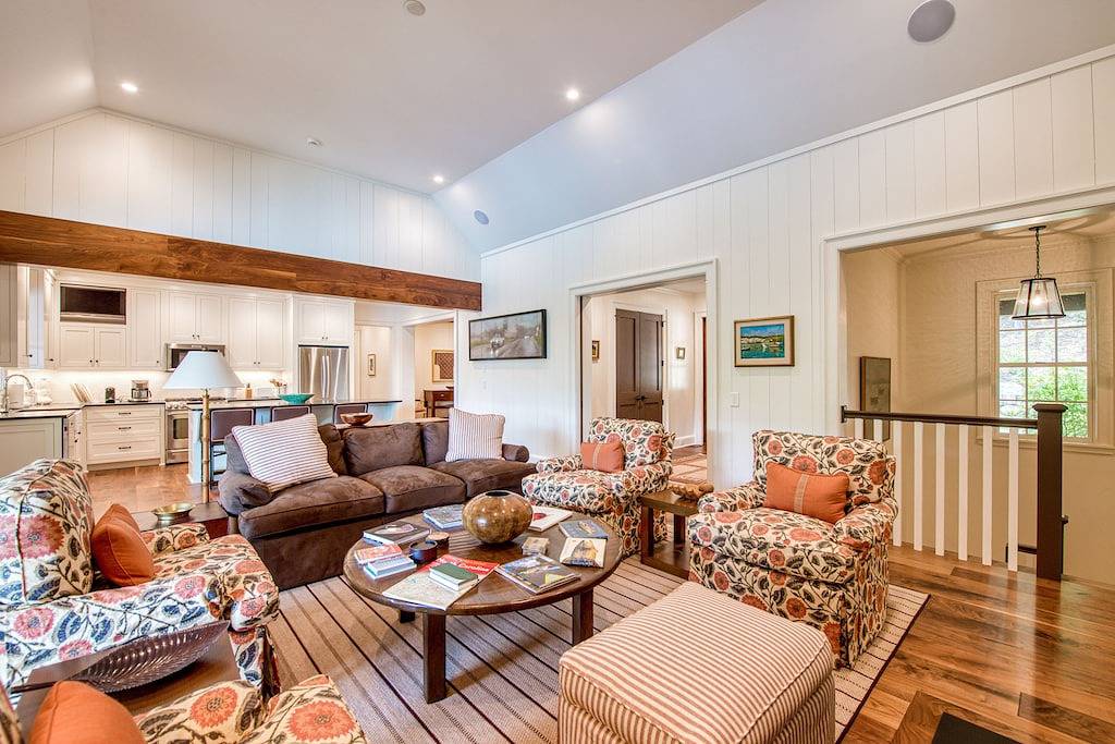 Luxe lakefront home with dock, kayak, canoe, home gym & great outdoor spaces in Lake Toxaway