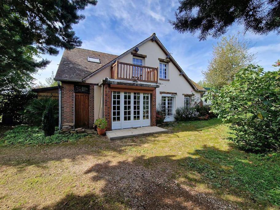Two-Bedroom House in Breteuil, Région d'Évreux