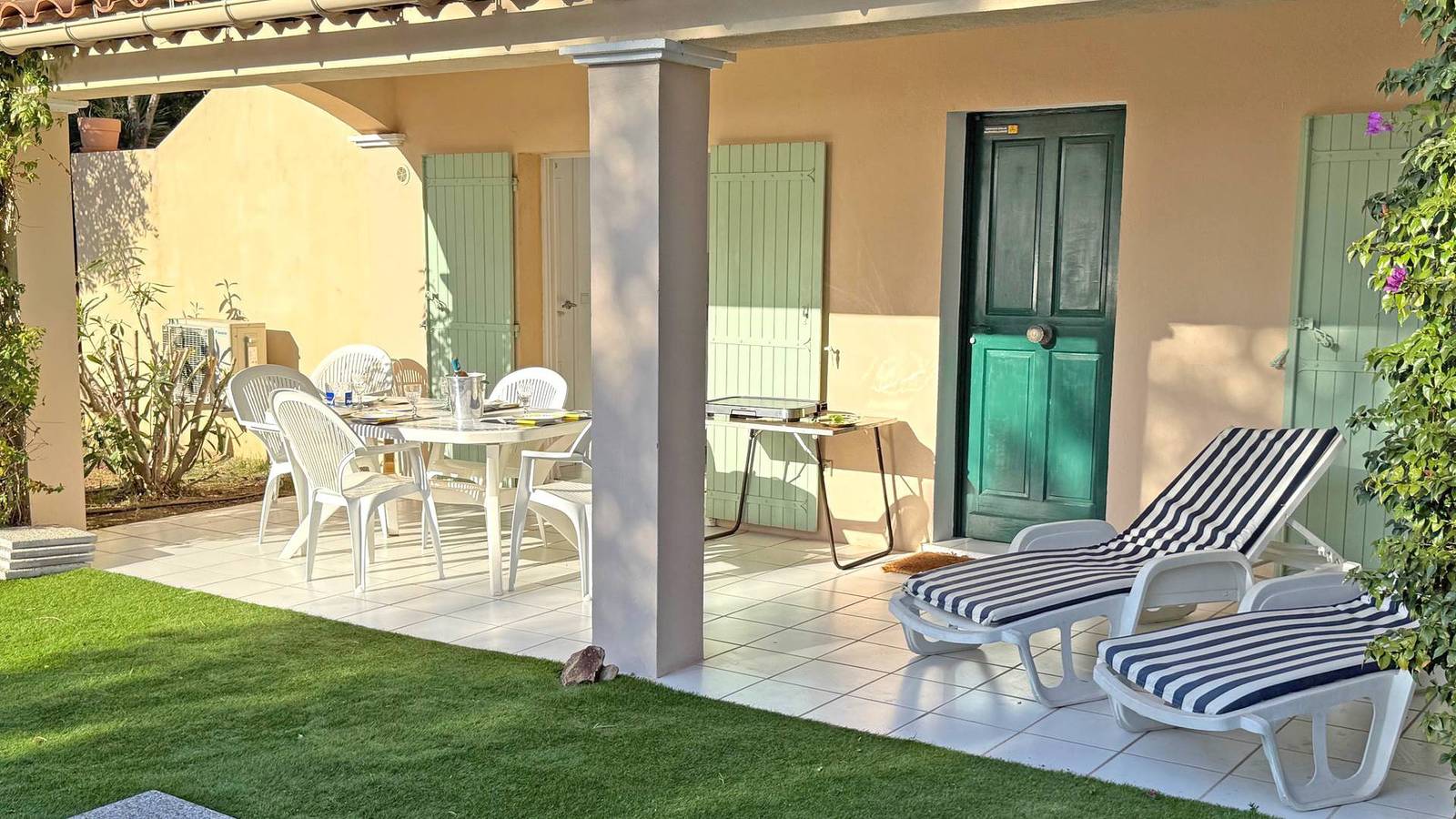 Entire holiday apartment, T2 apartment - 2/4 people - Sea view - Air conditioning - Wifi - Beach by foot - Sainte Maxime in La Nartelle, Sainte-Maxime