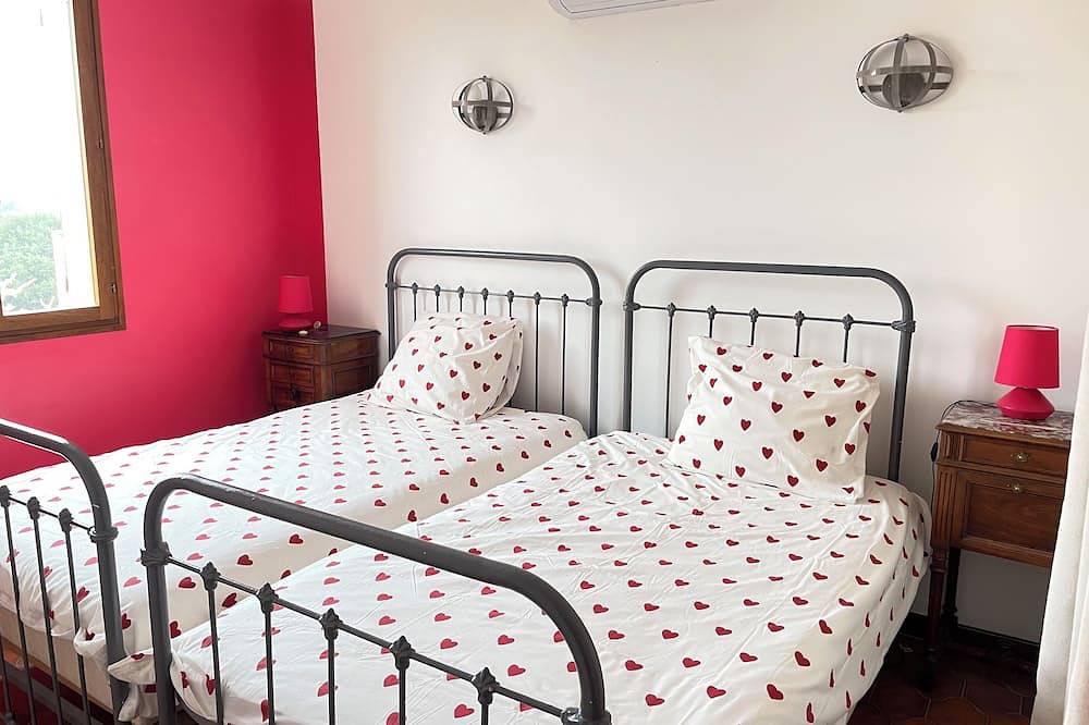 Roussillon: a house in the village centre for 4-6 with a garden & swimming pool in Roussillon, Parc naturel régional du Luberon