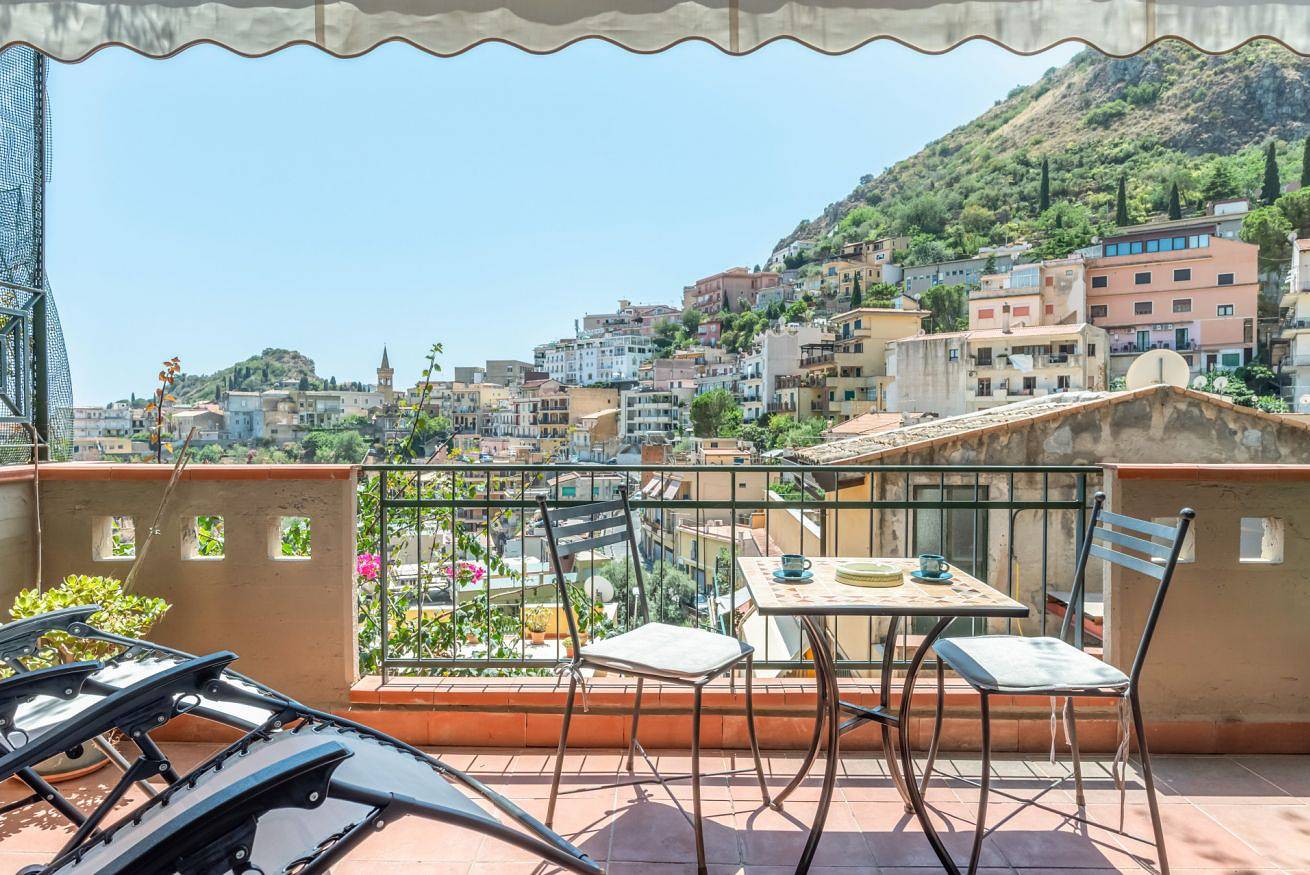 Entire apartment, Romantic Retreat in Taormina in Taormina, Messina Province