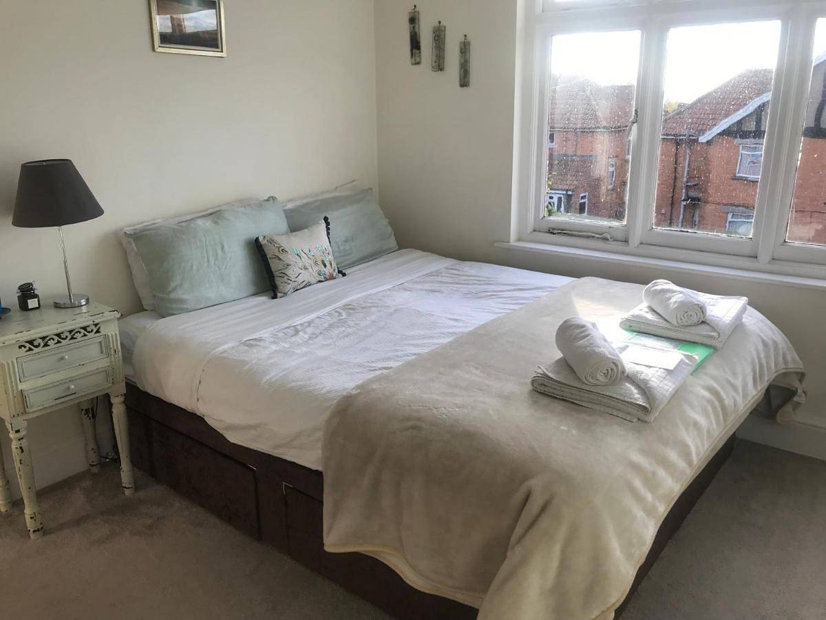 Rie's Retreat - The Emerald room in Glastonbury, Somerset