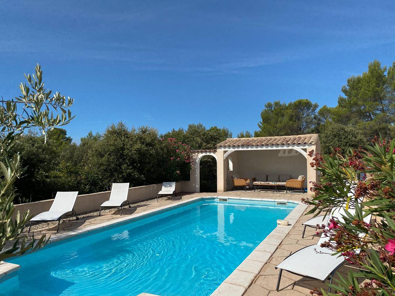 Nice holiday home with pool and wide views in AOC Saint-Julien, Región Brignoles