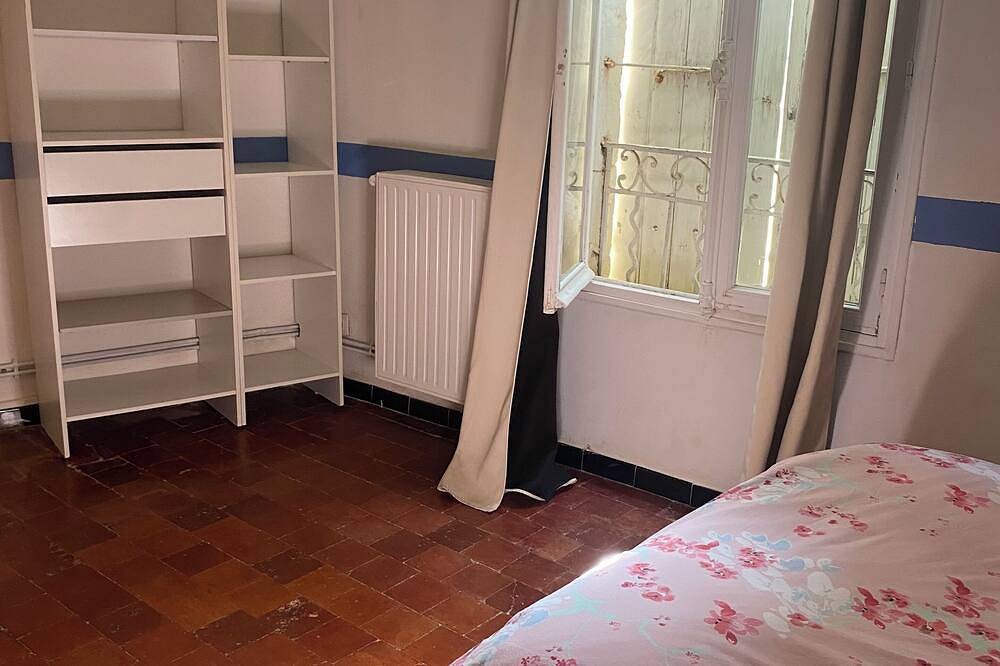 Large, bright apartment90 square metres Near the Canal du Midi-Four people in Villeneuve-lès-Béziers, Côte d'Améthyste