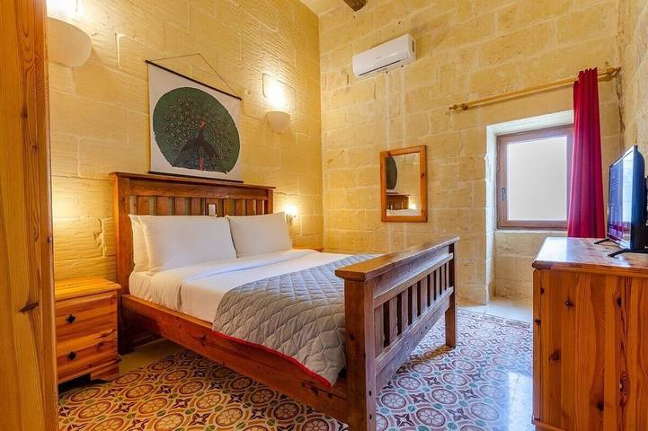 300y/o Gozo Country Villa: pool, games, sleeps 14 in Munxar, Gozo