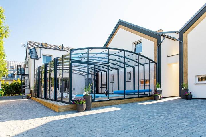Ferienwohnung für 8 Personen, mit Balkon und Terrasse sowie Garten und Pool in Dębki