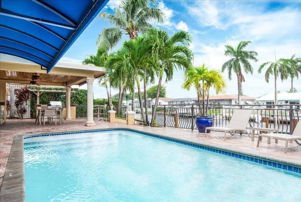 Palm Villa: New Remodel / Waterfront / Salt Water Pool! in Garden Isles, Pompano Beach