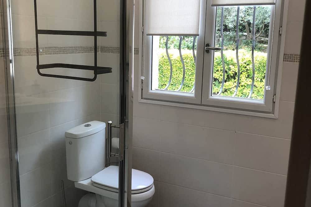 Petite villa indépendante climatisée avec piscine privative (entre Nice  Grasse) in Roquefort-les-Pins, Côte méditerranéenne (France)