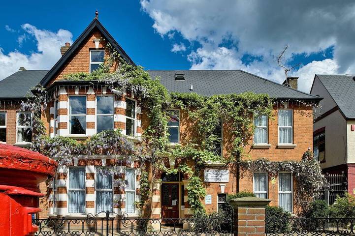 Ferienwohnung für 7 Personen, mit Terrasse und Garten sowie Pool, mit Haustier in England
