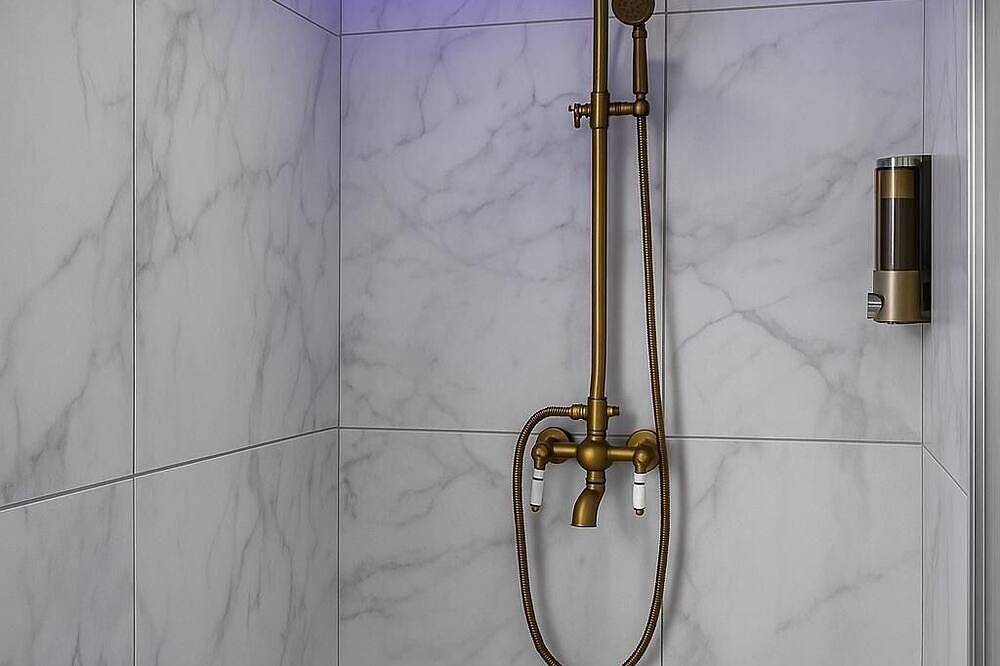 Appartement entier, The Floor - Suite Passion d'Or & jacuzzi privé in Coignières, Yvelines