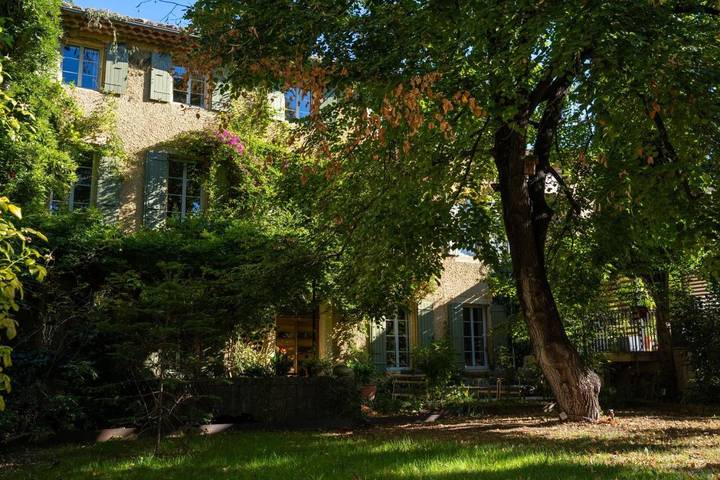Location de vacances pour 2 personnes, avec Terrasse et Jardin ainsi que Piscine et Vue à Orange