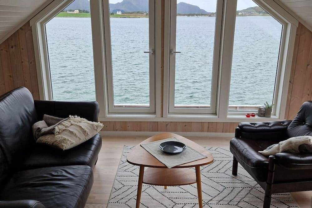 Molobua, fantastic place by the sea in Vestvågøy